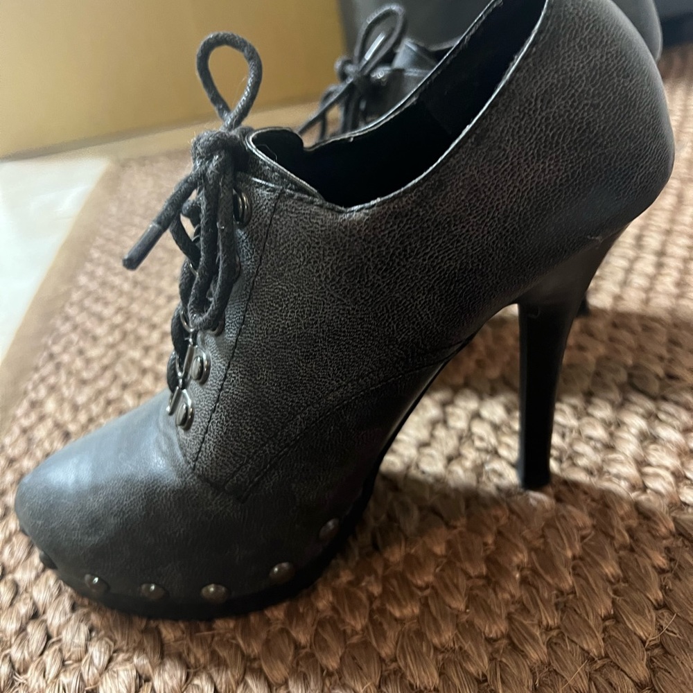 Heels - Picture 3 of 3
